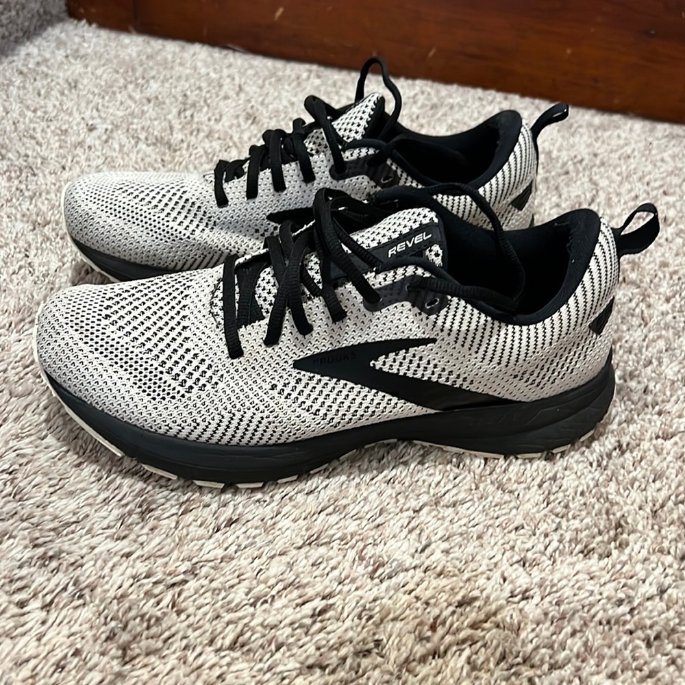 Brooks Revel tennis shoes